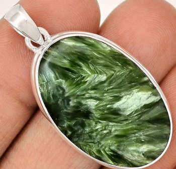 Zilveren hanger gezet met ovale cabochon Seraphiniet